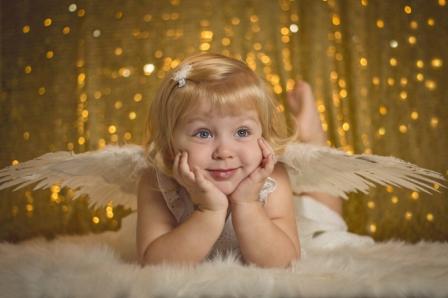 Little_Angel_With_Gold_Background